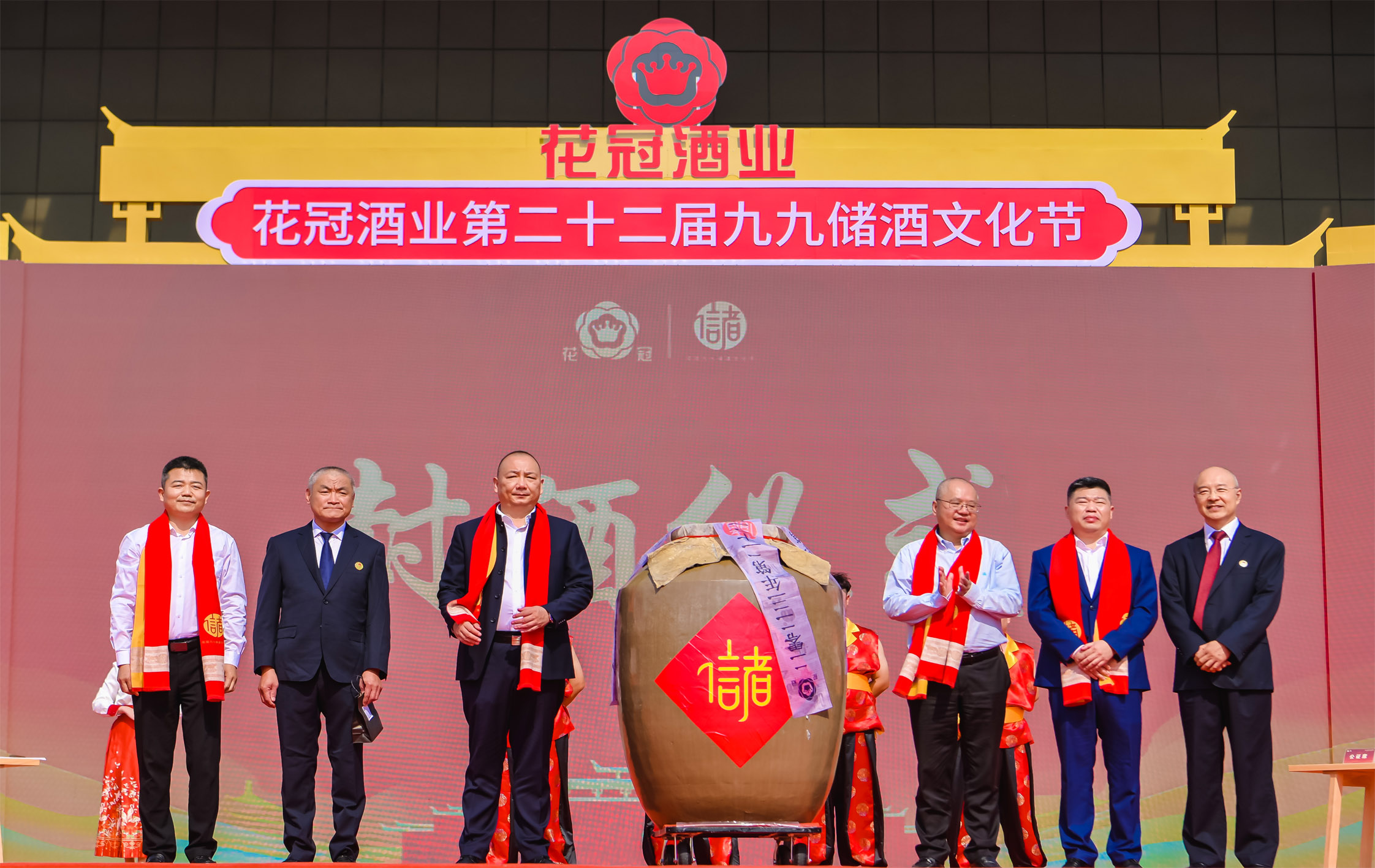 1767491561950704.jpg 花冠第22届储酒文化节封酒仪式.jpg